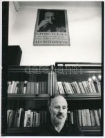 cca 1987 Regős Gábor: Eörsi István, pecséttel jelzett, vintage fotóművészeti alkotás, 23,5x18 cm