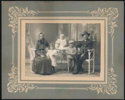 cca 1910 Szentes, családi fotó Fridrich János (1874-1959) szentesi fényképész műtermében, 10,8x15 cm, díszes karton 19,7x24,3 cm