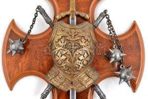 Kereszt alakú, katonai témájú fali dísz, mozgatható buzogányokkal, jó állapotban, 24x24 cm