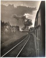 cca 1960 Domokos Zoltán feliratozott vintage fotóművészeti alkotása (vasúti szerelvény a kanyarban), 30x24 cm