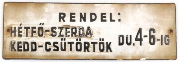 &quot;Rendel: Hétfő-Szerda, Kedd-Csütörtök Du. 4-6-ig&quot;, zománcozott fém tábla, 10x30 cm