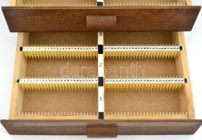 Diatárolásra kialakított kis méretű fa bútor, 2 fiókkal, össz. 500 dia tárolási kapacitással, jó áll...