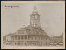 cca 1890 Régi brassói (Brasov, Románia) városháza, fotó kartonon, a hátoldalán feliratozva, 9x11 cm