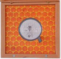 Kamerun 2019. 1000Fr Ag A természet jótéteménye - Háziméh dísztokban, tanúsítvánnyal (30,88g/0.999/38,6mm) T:P Cameroon 2019. 1000 Francs Ag Benefit of Nature - Honey Bee in original case with certificate (30,88g/0.999/38,6mm) C:P
