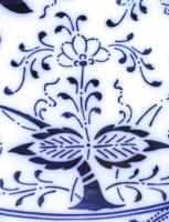 Wilhelmsburg tál. Máz alatti kék festéssel, jelzett, apró kopásnyomokkal. 27,5x37 cm