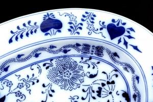 Wilhelmsburg tál. Máz alatti kék festéssel, jelzett, apró kopásnyomokkal. 27,5x37 cm