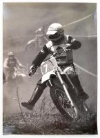 cca 1979 Gebhardt György (1910-1993) budapesti fotóművész hagyatékából, a szerző által feliratozott, vintage fotóművészeti alkotás (Motocross), 39,2x28 cm
