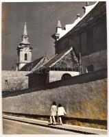 cca 1974 Esztergomi városrész, Gebhardt György (1910-1993) budapesti fotóművész hagyatékából, jelzés nélküli vintage fotóművészeti alkotás, a szerző által feliratozva, kasírozva, 37,5x29,5 cm