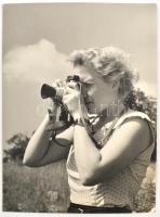 cca 1966 Krisch Béla (1929-?) kecskeméti fotóművész hagyatékából pecséttel jelzett vintage fotóművészeti alkotás (Felvétel közben), 40x30 cm