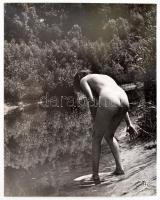 cca 1974 Marinkay István (1920-?) veszprémi fotóművész hagyatékából aláírt vintage fotóművészeti alkotás (Akt a vízparton), 38,3x30 cm