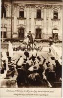 1916 Budapest I. Őfelsége IV. Károly király a négy kardvágást teszi. IV. Károly koronázási ünnepsége. Beller R. felvétele. Magyar Rotophot Társaság kiadása