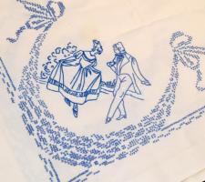 Figurális hímzéssel díszített asztalterítő 140x120 cm