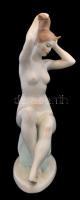 Aquincumi porcelán fésülködő akt, kézzel festett, jelzett, kis kopásnyomokkal, m: 22 cm