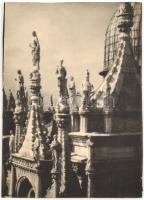1930 Velence, szobrok a Doge palota tetején, pecséttel jelzett vintage fotóművészeti alkotás Kerny István (1879-1963) budapesti fotóművész hagyatékából, 37,5x26,5 cm