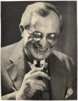 1936 Kerny Jolán: Egy jó szivar, feliratozott, vintage fotó Kerny István (1879-1963) budapesti fotóművészről, 35x26,5 cm