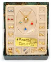Bizsu tétel dobozban, fülbevalókkal és nyaklánccal, cserélhető függőkkel, nagyrészt aranyozottak, né...