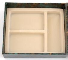 Bizsu tétel dobozban, fülbevalókkal és nyaklánccal, cserélhető függőkkel, nagyrészt aranyozottak, né...