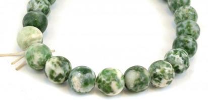 Zöld-fehér gyöngyös ásvány karkötő, gumírozott d: 7 cm