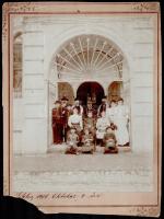 1906 Siklós, csoportkép, vintage fotó jelzés nélkül, 24,3x20 cm, karton (sarka hiányos) 29,5x22,5 cm