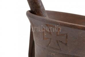 1914-1916 Töltényhüvelyből készült mozsár, egyik oldalán vaskereszt gravírozással, m: 12,5 és 20,5 c...