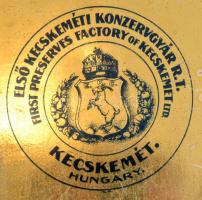 cca 1930 Első Kecskeméti Konzervgyár R.T. fém díszdoboza, a tető belső oldalán jelzett, kopottas áll...