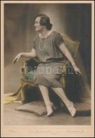 cca 1930 Budapest, Labori fényképész aláírt vintage műtermi fotó, finoman színezve, 23x16,5 cm, kart...