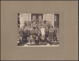 cca 1920 Aradi csoportkép iskolás gyerekekről, hátoldalon a fényképész pecsétje, 12x14,5 cm, karton 22x27,8 cm