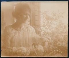 cca 1920 Hölgy virágokkal, fotó, 8x10 cm