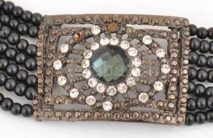 Bizsu karkötő, strasszköves berakással, fülbevaló párral, az egyik fülbevalóról egy kő levált és egy...