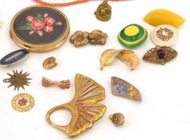 Vegyes bizsu tétel, 20 db, medálok, kitűzők, nyakláncok, kis Buddha medál, régi púderes dobozkával. ...