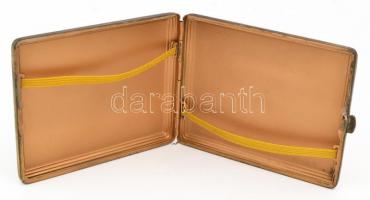 Prágai fém cigarettásdoboz, enyhén karcos, kopottas, 8x10,5 cm + svájci mini fém öngyújtó, nem működ...