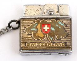 Prágai fém cigarettásdoboz, enyhén karcos, kopottas, 8x10,5 cm + svájci mini fém öngyújtó, nem működ...