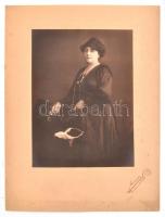 cca 1922 Budapest, Strelisky fiók műtermében készült vintage fotó (Hölgy lornyonnal), 22x16,3 cm