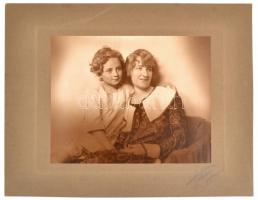 cca 1928 Budapest, Halász (Vilma) műtermében készült vintage fotó, 16x20,5 cm, karton (törésvonallal) 24x32 cm