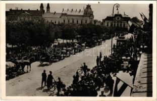 1940 Szatmárnémeti, Satu Mare; bevonulás, kerékpáros katonák / entry of the Hungarian troops, soldiers on bicycles + "1940 Szatmárnémeti visszatért" So. Stpl + magyar szalag