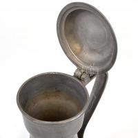 Antik fedeles ón kupa, jelzett, kopásnyomokkal, oldalán horpadással, m: 25 cm