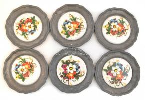 6 db fém fali tálka, virágmintás porcelán betéttel (matricás, jelzett), karcolásokkal, az egyik tál szélén repedéssel, d: 10 cm