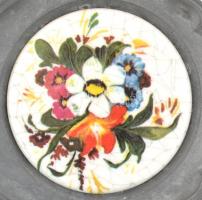 6 db fém fali tálka, virágmintás porcelán betéttel (matricás, jelzett), karcolásokkal, az egyik tál ...