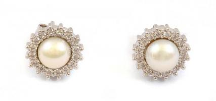 Ezüst(Ag) nyaklánc gyöngy díszítéssel, hozzáillő fülbevalópárral, jelzett, h: 21,5 cm, d: 1,1 cm, br...