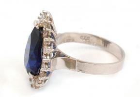 Ezüst(Ag) gyűrű, kék kővel, jelzett, méret: 54, bruttó: 3,98 g