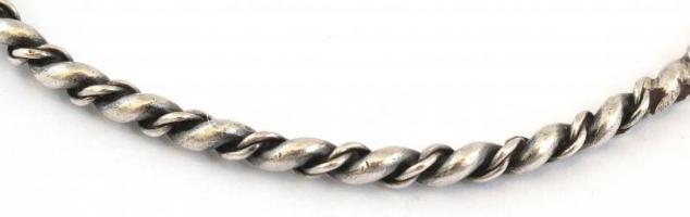 Ezüst(Ag) csavart mintás karperec, jelzés nélkül, d: 7 cm, nettó: 11,48 g