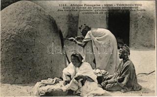 Timbuktu, Tombouctou; Avec la farine du pays les femmes pétrissent des Galettes (takoula) qu elles cuisent dans des fours communs en pleine rue / women bake bread in the oven, African folklore