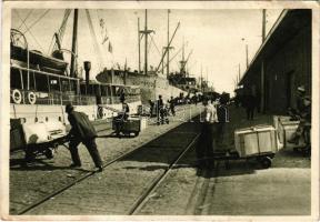 1932 Helsinki, Helsingfors; Lansisatama / west harbor, quay, steamships, workers. J. E. Rosbergin (EK)