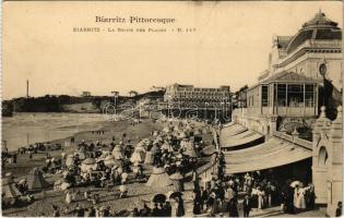 Biarritz, La Reine des Plages / beach, bathers - from postcard booklet