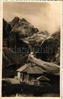 1937 Tátra, Magas-Tátra, Vysoké Tatry; Chata u Zeleného Plesa, Pysny stít / Karfunkelturmhaus am Grünen See, Schwalbenturm / Zöld-tó, menedékház, Fecske-torony / lake, chalet, tourist house, mountain peak. Fotokartenerzeugung Stefan Walsa (EK)