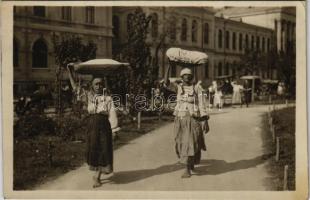 1932 Bucharest, Bukarest, Bucuresti; Porumbe / blackthorn vendors going to the market, Romanian folklore (EK)