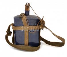 Régi zománcozott fém kulacs, szíjjal, enyhén kopottas állapotban 25,5x14 cm