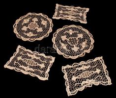 10 db vitrin és asztalterítő, enyhén kopottas állapotban, 19x20 és 30x82 cm közötti méretben