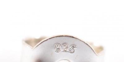 Ezüst(Ag) borostyánnal díszített fülbevalópár, jelezett, d: 1,5 cm, bruttó: 3,24 g