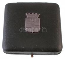 Olaszország ~1944. "Milánó önkormányzata" fém emlékérem dísztokban. Szign.: G. Castiglioni...